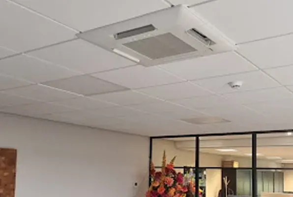Cassette-airco in een systeemplafond van een kantoor