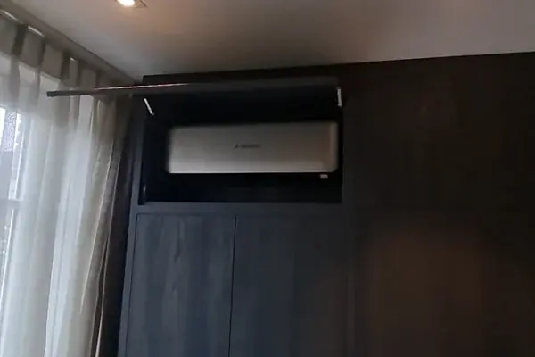 Airco netjes weggewerkt in een maatwerkkast