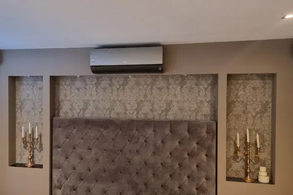 Airco boven het hoofdeinde in een slaapkamer