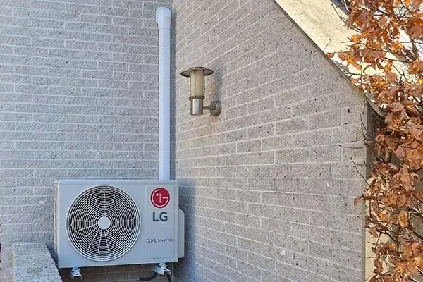 LG-buitenunit aan een lichte gevel