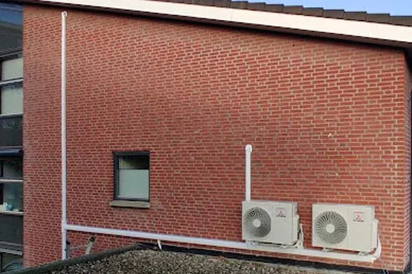 Twee buitenunits met strak weggewerkt leidingwerk langs de gevel