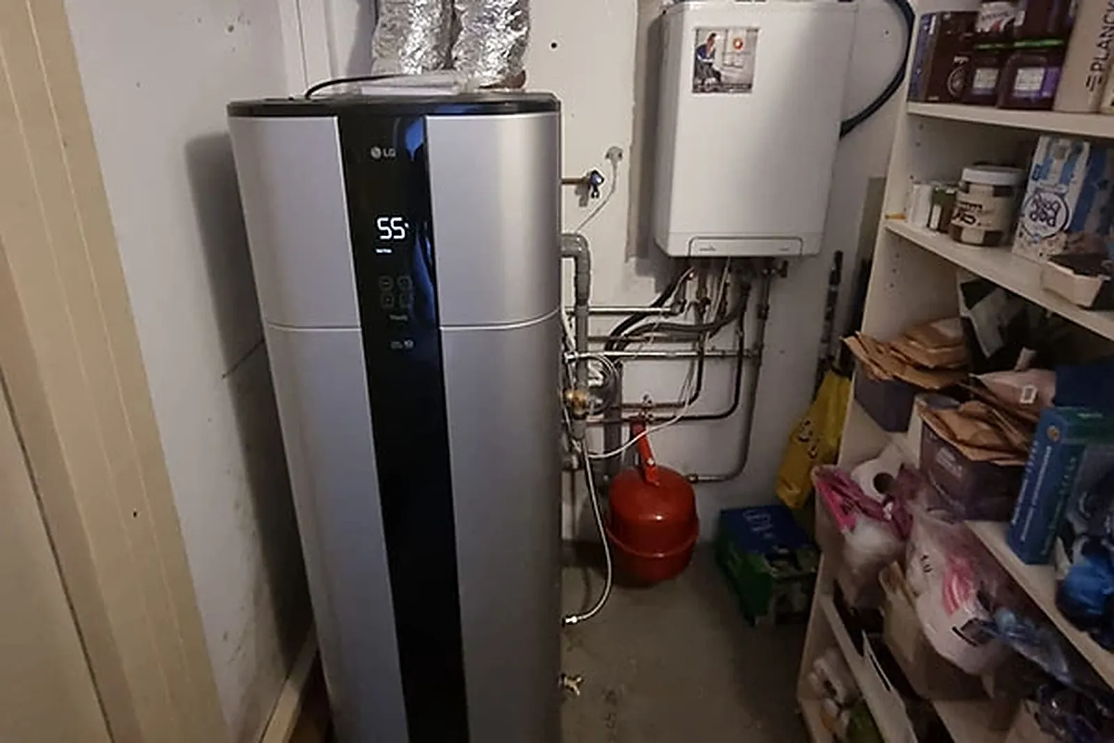 Binnenunit van een hybride warmtepomp naast de cv-ketel