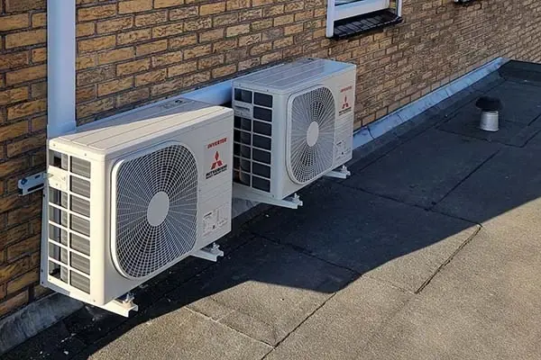 Onderhoud aan buitenunits op een dak