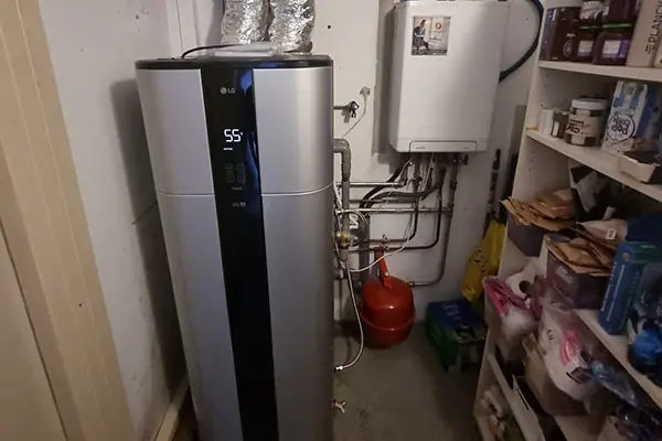 Hybride warmtepomp in een bijkeuken naast de cv-ketel